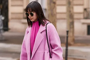 Синие, желтые, красные: с чем звезды стритстайла носят яркие пальто