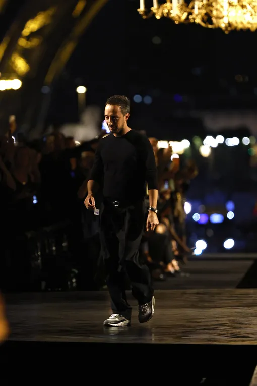 Энтони Ваккарелло символически прощается с модным Домом на показе Saint Laurent весна-лето 2027. Энтони Ваккарелло символически прощается с модным Домом на показе Saint Laurent весна-лето 2027.