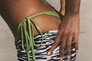 Сезон отпусков: что взять с собой, чтобы быть самой модной на пляже