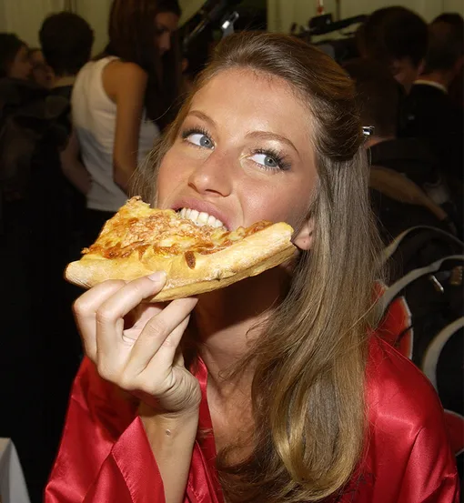 Жизель Бюндхен перед показом Victoria's Secret в Нью-Йорке, 2002 год Жизель Бюндхен перед показом Victoria's Secret в Нью-Йорке, 2002 год