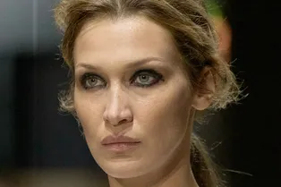 Растрепанные волосы и размазанная подводка — самый модный бьюти-образ сезона по версии Prada