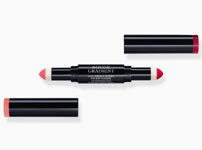 Rouge Gradient, Dior - "тени для губ" в двустороннем стике. Сначала нанесите светлый цвет средства на все губы, а затем контрастный по центру. Что ценно, в линейке можно найти сливовые оттенки, которые особенно эффектно смотрятся в технике градиент