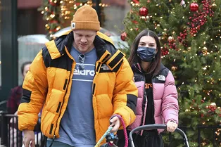 Этой зимой вам не обойтись без яркого пуховика. Носите его в паре с бойфрендом или мужем, как Эмили Ратаковски