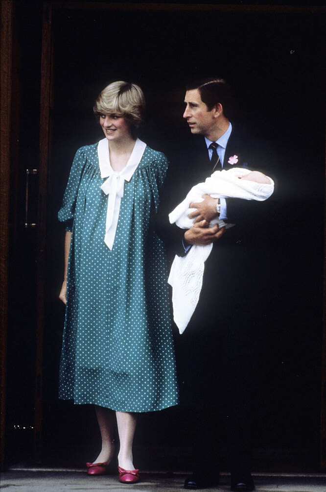 Принцесса Диана в платье Catherine Walker с принцем Чарльзом и новорожденным принцем Уильямом, 1982
