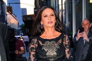 Классика никогда не подведет: Кэтрин Зета-Джонс в облегающем кружевном платье