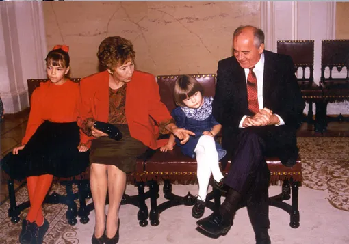 Раиса и Михаил Горбачевы с внучками Анастасией и Ксенией во время экскурсии по Кремлю, 6 октября 1990