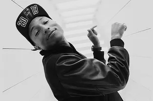 От классики нулевых до новых рэп-хитов: 15 летних песен, которые хочется слушать на репите