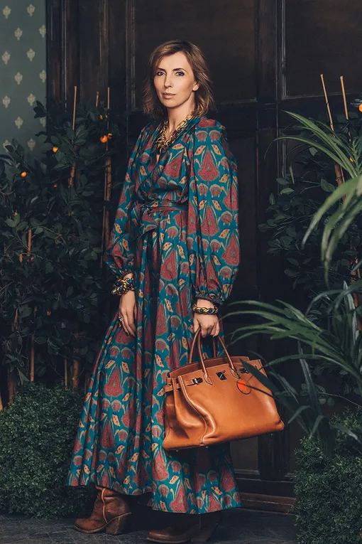 Платье и колье Yves Saint Laurent 1970-х годов, браслеты Chanel, сумка Hermès Birkin 40