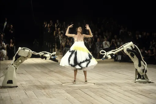 Шалом Харлоу в финале показа Alexander McQueen весна-лето 1999 Шалом Харлоу в финале показа Alexander McQueen весна-лето 1999