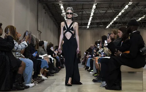 Burberry, весна-лето 2023, вырезы — модный тренд 2023 года