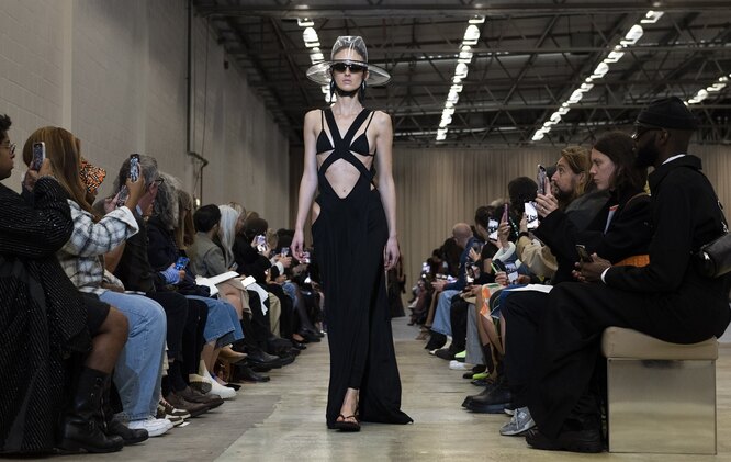 Burberry, весна-лето 2023, вырезы — модный тренд 2023 года Burberry, весна-лето 2023, вырезы — модный тренд 2023 года