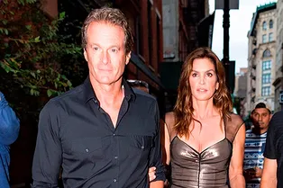 Бывших моделей не бывает: Синди Кроуфорд в облегающем платье в Нью-Йорке