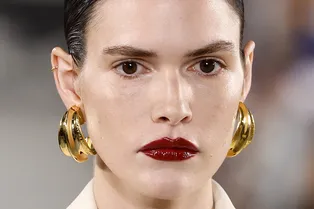 Вместо классического красного: cherry gloss — модный оттенок помады, который идет всем