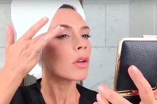 Мастер-класс от Виктории Бекхэм: как сделать вечерний макияж со smoky eyes
