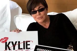 Кто здесь любимая дочь: Кайли Дженнер подарила маме авто за 250 тысяч долларов