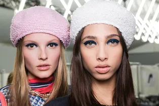 Стрелки, которые идут всем: как повторить макияж с круизного показа Chanel
