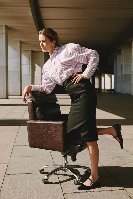 Рубашка MSGM; юбка MAX MARA; туфли MIU MIU