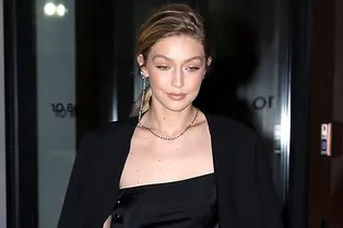 Кадр дня: Джиджи Хадид в платье с высоким разрезом. Не с таким, как вы подумали. Еще выше