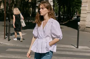 Летняя база: свободные топы изо льна и хлопка, в которых всегда комфортно Летняя база: свободные топы изо льна и хлопка, в которых всегда комфортно