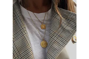 Цепочки с монетами — главное украшение лета: 7 вариантов, к которым стоит присмотреться