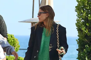 Мини, «травяной» свитер и мужской пиджак: Хейли Бибер успешно сочетает трендовые вещи с базовыми