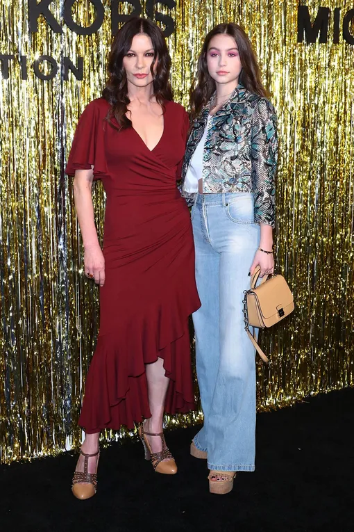 Кэтрин Зета-Джонс с дочерью Кэрис