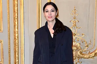 Ничего лишнего: 54-летняя Моника Беллуччи в элегантном костюме на премьере в Париже