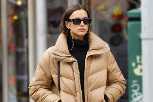 На смену классическому пальто: этой зимой носите бежевый пуховик в тон брюкам, как Ирина Шейк