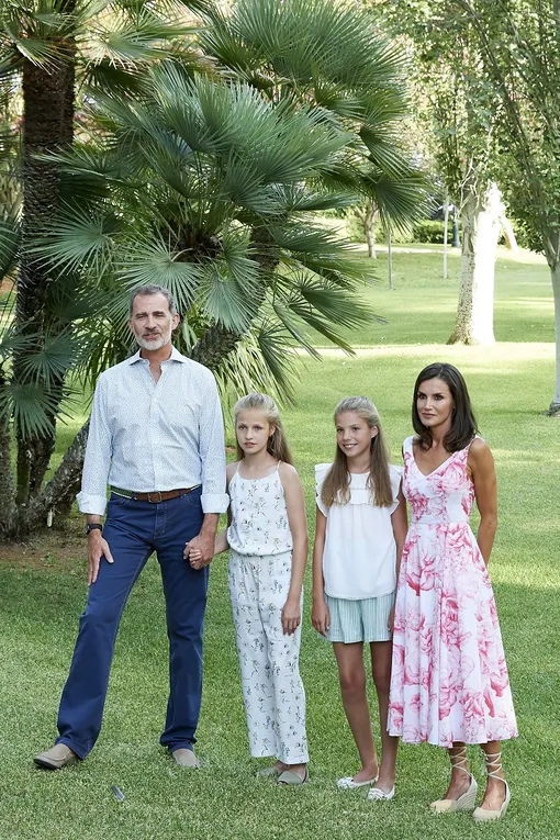 Король Филипп VI и королева Летиция с дочерьми Король Филипп VI и королева Летиция с дочерьми