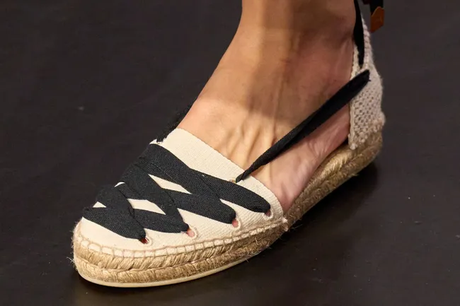 Эспадрильи опять в моде. Как выбрать актуальную пару на лето-2026