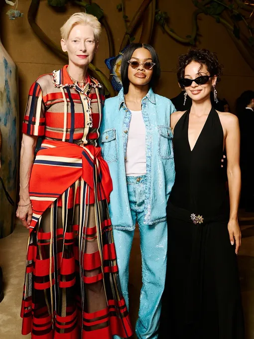 Тильда Суинтон, Тейана Тейлор и Алекса Деми на шоу Chanel Haute Couture осень-2026