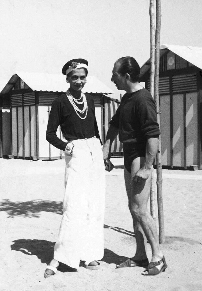 В 1913 году Коко открыла шляпный бутик и в Довиле и мечтала разработать свою линию женской одежды. Но поскольку она не была профессиональной портнихой, ее могли привлечь к ответственности за незаконную конкуренцию. Коко нашла выход: стала шить платья из джерси - ткани, которая до этого использовалась только для пошива мужского нижнего белья, и сделала на этом состояние.