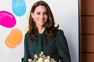 Кейт Миддлтон в изумрудном платье в горошек и замшевых лодочках посетила детскую больницу