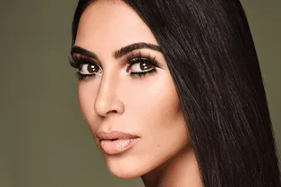 Ким Кардашьян опубликовала детское фото с отцом