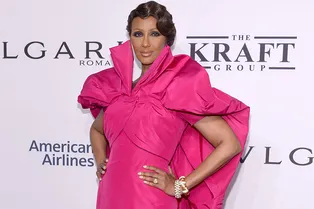 Словно статуэтка: 63-летняя Иман подчеркнула точеную фигуру платьем цвета фуксии