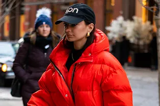 Как не «потерять» талию в объемном пуховике? Берем пример с Эмили Ратаковски