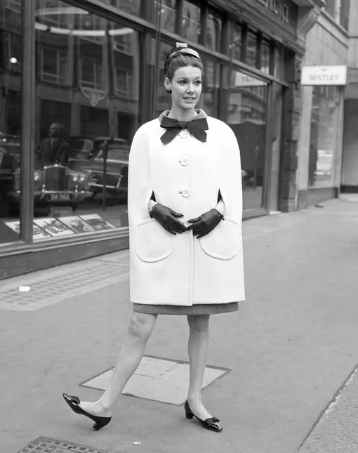 Белый кейп из коллекции Christian Dior весна-лето 1966
