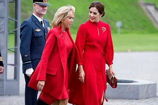 Брижит Макрон и кронпринцесса Мэри в алых нарядах на встрече в Копенгагене