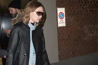 Все лучшее сразу: Джиджи Хадид носит джинсовую куртку под непромокаемый тренч