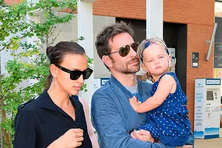 Семья в сборе: Ирина Шейк и Брэдли Купер с дочкой Леей прилетели в Венецию