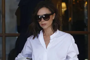 Культпоход: Виктория Бекхэм в Victoria Beckham в парижском Лувре Культпоход: Виктория Бекхэм в Victoria Beckham в парижском Лувре