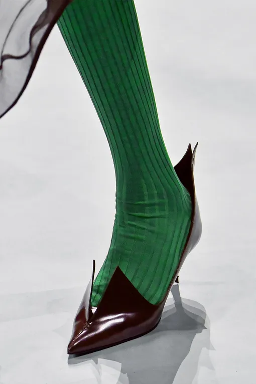 Prada весна-лето 2025