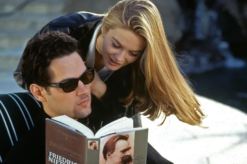 Алисия Сильверстоун и Пол Радд в фильме «Бестолковые» (1995) Алисия Сильверстоун и Пол Радд в фильме "