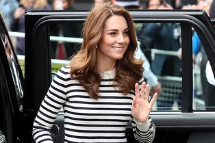 Джемпер в морском стиле и контрастный клатч: новый выход Кейт Миддлтон