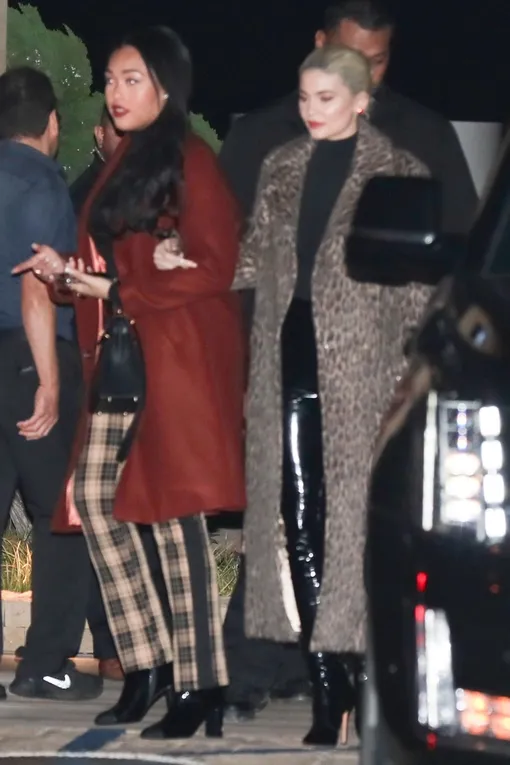 Кайли Дженнер с подругой Кайли Дженнер с подругой