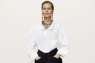 Как превратить скучное комбо из белой рубашки и юбки в трендовый образ: 3 простых способа Как превратить скучное комбо из белой рубашки и юбки в трендовый образ: 3 простых способа