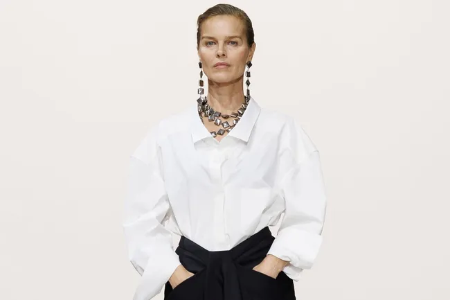 Как превратить скучное комбо из белой рубашки и юбки в трендовый образ: 3 простых способа