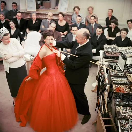 Кристиан Диор в своей мастерской работает над коллекцией Haute Couture осень-зима 1954