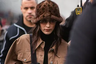 3 аксессуара из 90-х, которые мы хотим носить благодаря Белле Хадид