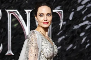 Анджелина Джоли пожертвовала $ 1 миллион на помощь нуждающимся детям